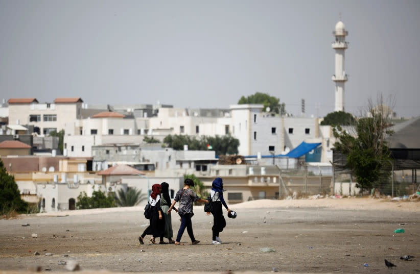  Unas niñas pasean por las afueras de la ciudad beduina de Rahat, en el sur de Israel. (credit: REUTERS/AMIR COHEN)