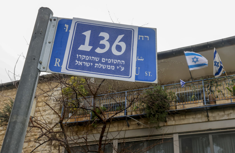  Un adhesivo que pide el regreso de los rehenes colocado en un letrero de la calle en Jerusalén (crédito: MARC ISRAEL SELLEM/THE JERUSALEM POST)