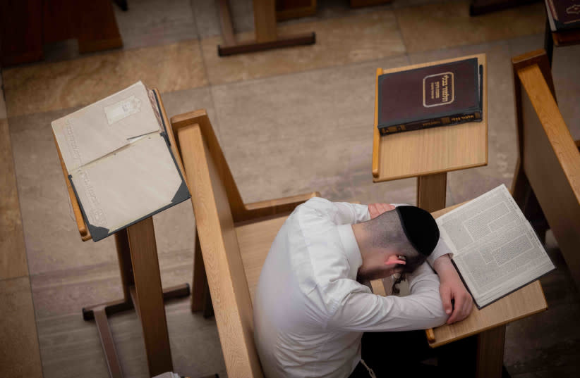  Alumnos de la yeshiva judía estudian en la Yeshiva Kamenitz, en Jerusalén, el 22 de agosto de 2023. (credit: CHAIM GOLDBEG/FLASH90)