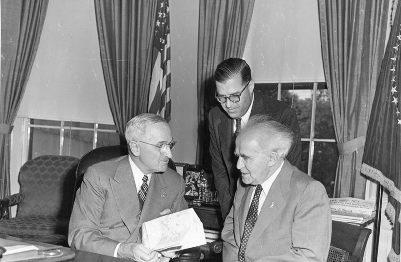  El entonces primer ministro David Ben-Gurion habla con el entonces presidente de EE.UU. Harry S. Truman durante una ceremonia de entrega de regalos en el Despacho Oval, mientras el entonces embajador en EE.UU. Abba Eban se encuentra entre ellos, en 1951. (credit: COURTESY HARRY S. TRUMAN LIBRARY & MUSEUM)