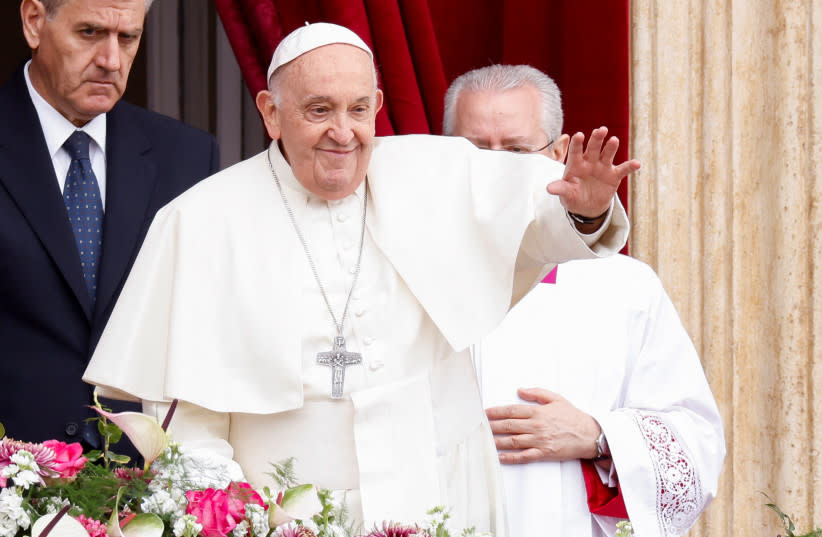 El Papa Francisco gesticula desde un balcón de la Plaza de San Pedro, el Domingo de Pascua, en el Vaticano 31 de marzo de 2024. (credit: REUTERS)