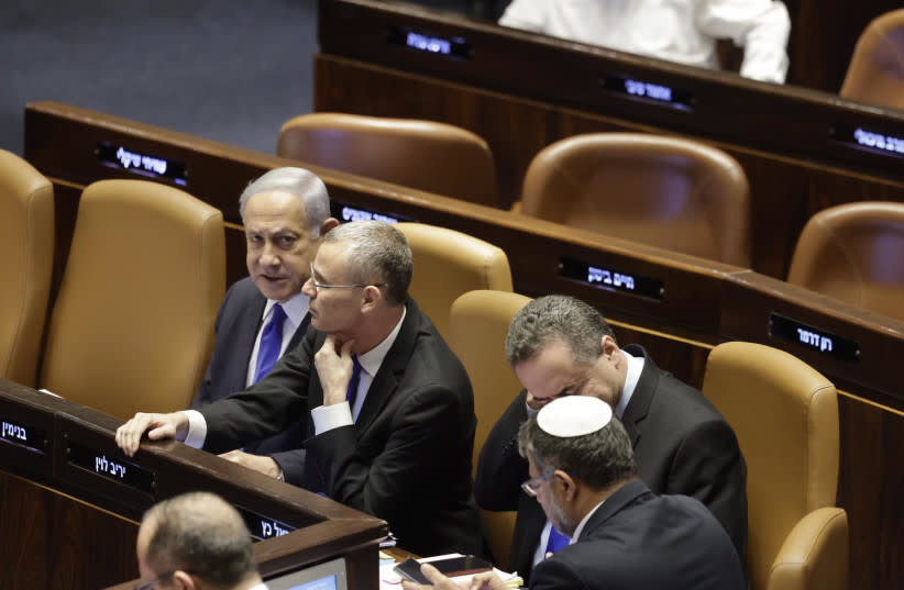  El primer ministro Benjamin Netanyahu asiste a la sesión de votación de la Knesset el 24 de julio de 2023, horas después de recibir el alta hospitalaria tras una operación de marcapasos. (credit: MARC ISRAEL SELLEM)