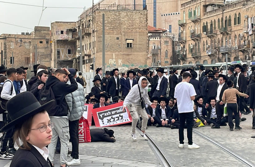 Un grupo de judíos ultraortodoxos bloquea el tráfico y el metro ligero en Jerusalén en una manifestación contra el reclutamiento de los haredíes en las FDI. 26 de febrero de 2024.