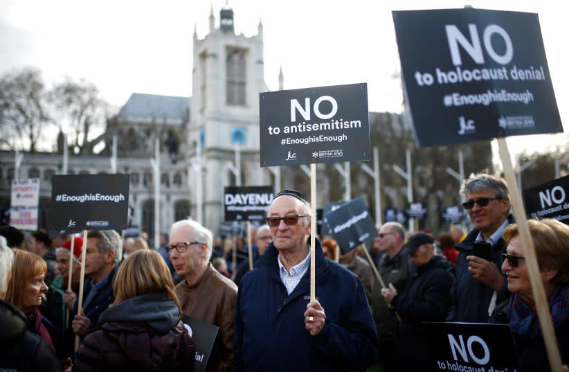 Manifestantes participan en una manifestación contra el antisemitismo en la Plaza del Parlamento en Londres, Gran Bretaña, 26 de marzo de 2018. (credit: HENRY NICHOLLS/REUTERS)