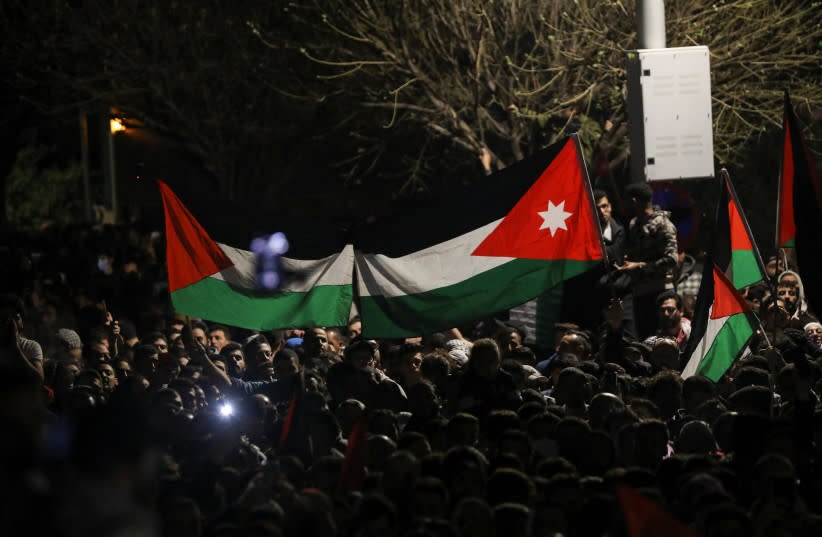  Varias personas sostienen banderas palestinas y jordanas, durante una protesta en apoyo a los palestinos de Gaza, en medio del actual conflicto entre Israel y el grupo islamista palestino Hamás, cerca de la embajada israelí en Ammán, Jordania, 29 de marzo de 2024. (credit: REUTERS/Alaa Al-Sukhni)