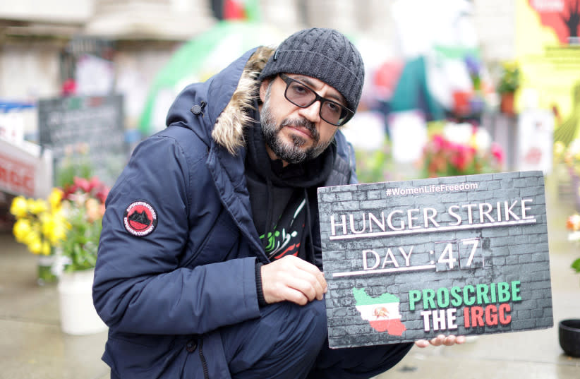 El periodista británico-iraní y activista de derechos humanos, Vahid Beheshti se sienta fuera de la Oficina de Asuntos Exteriores de Gran Bretaña en Londres, Gran Bretaña 10 de abril 2023