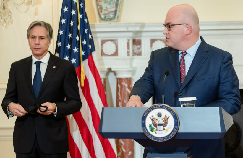 El secretario de Estado de EEUU, Antony Blinken, mira tras pronunciar unas palabras sobre el síndrome de La Habana, al que los funcionarios estadounidenses se refieren como ''incidentes sanitarios anómalos'', mientras habla el embajador Jonathan Moore, coordinador del Grupo de Trabajo de Respuesta