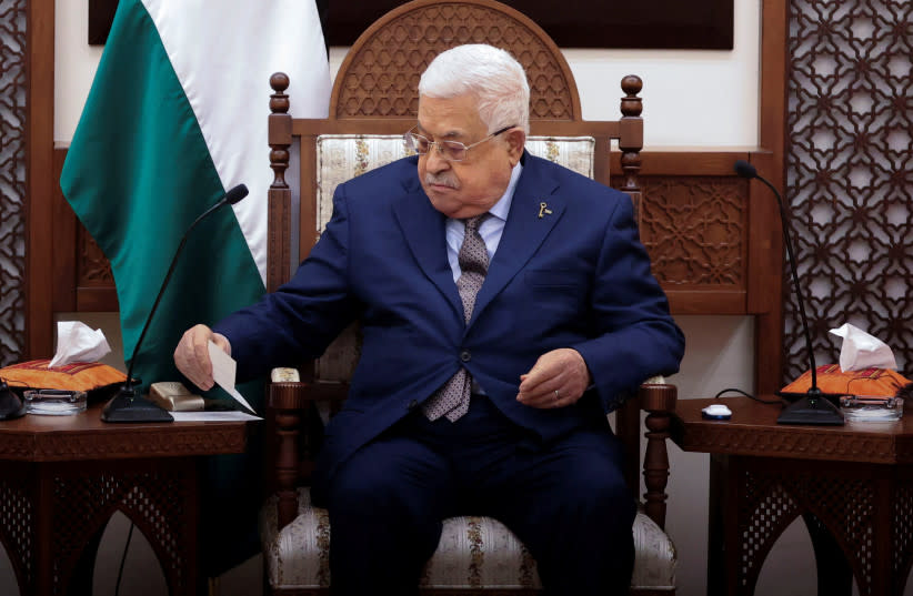  El presidente palestino, Mahmud Abbas, asiste a una reunión con el primer ministro belga, Alexander De Croo, y el presidente del Gobierno español, Pedro Sánchez (no en la foto), en Ramala, el 23 de noviembre de 2023. (credit: ALAA BADARNEH/POOL VIA REUTERS)