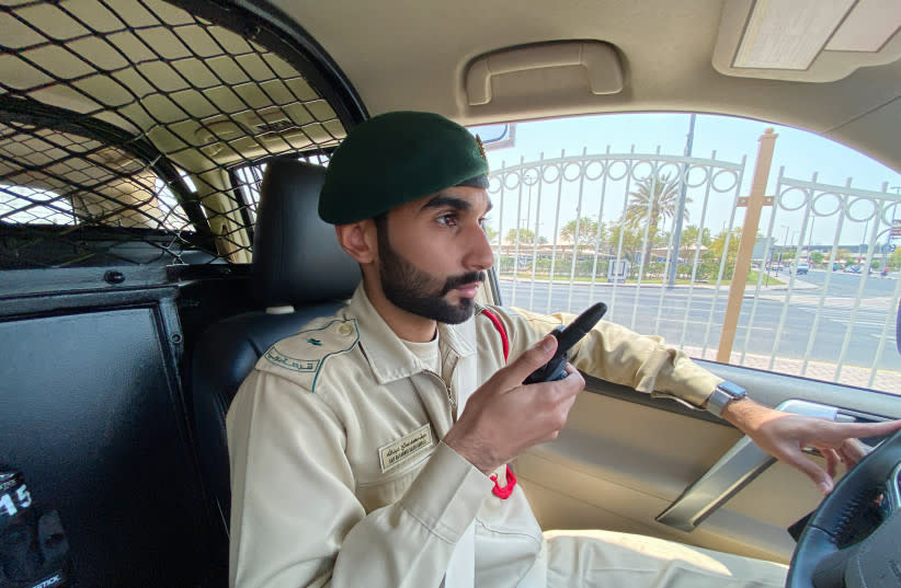  Un policía emiratí conduce un coche patrulla en Dubái, Emiratos Árabes Unidos, el 10 de agosto de 2021. (credit: REUTERS)