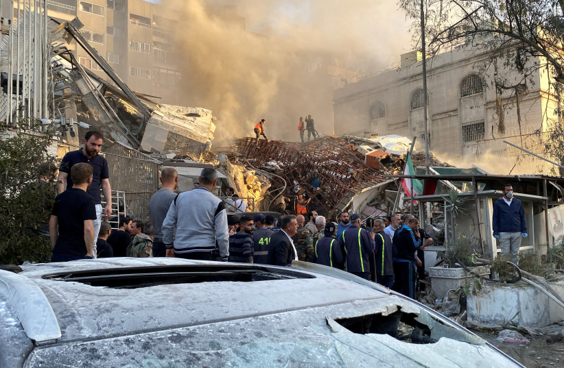  El humo se eleva después de lo que los medios iraníes dijeron que fue un ataque israelí a un edificio cerca de la embajada iraní en Damasco, Siria, el 1 de abril de 2024. (crédito: REUTERS/FIRAS MAKDESI)