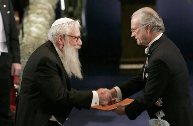  El profesor Yisrael Aumann recibe el Premio Nobel de Economía de manos del Rey Carlos XVI Gustavo de Suecia en la Sala de Conciertos de Estocolmo, el 10 de diciembre de 2005. (credit: Jonas Ekstromer/AFP via Getty Images)