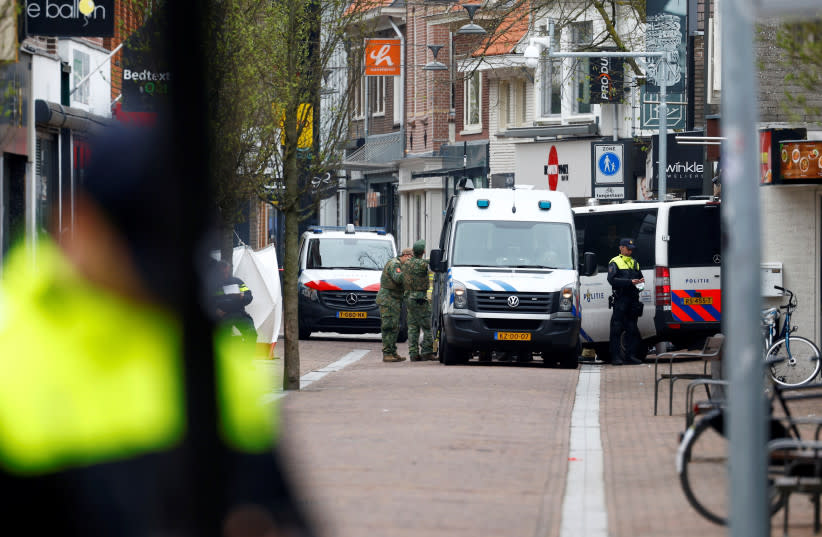  Agentes de policía holandeses trabajan cerca del Café Petticoat, donde varias personas permanecen retenidas como rehenes en Ede, Países Bajos, 30 de marzo de 2024. (credit: PIROSCHKA VAN DE WOUW/REUTERS)
