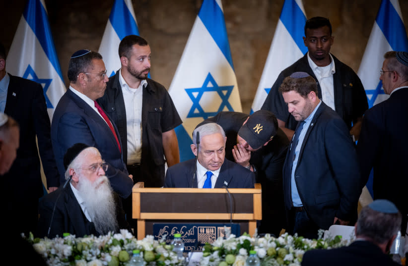  El primer ministro Benjamin Netanyahu dirige la conferencia semanal del gobierno, celebrada en los túneles del Muro de las Lamentaciones, en la Ciudad Vieja de Jerusalén, el 21 de mayo de 2023. (credit: YONATAN SINDEL/FLASH90)