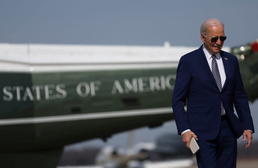 El presidente de EE.UU. Joe Biden camina hacia el Air Force One para viajar a Nueva York desde la Base Conjunta Andrews, Maryland, EE.UU., 26 de febrero de 2024.
