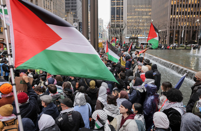  Manifestantes, pidiendo el alto el fuego en Gaza, asisten a una manifestación cerca del Radio City Music Hall en Manhattan, en Nueva York, EE.UU., 28 de marzo de 2024. (crédito: ANDREW KELLY / REUTERS)