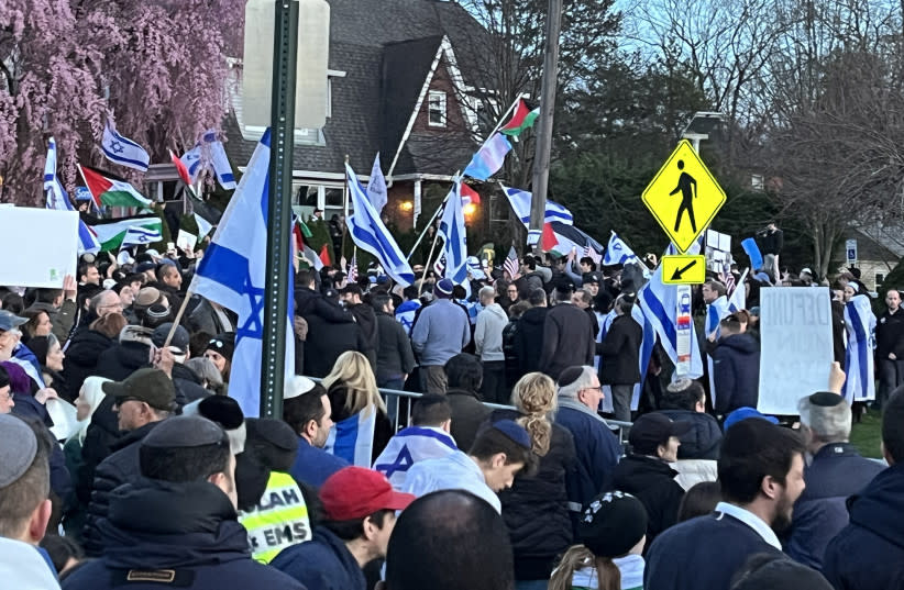 La comunidad judía de Teaneck, Nueva Jersey, acudió en masa para contrarrestar una manifestación propalestina, vista en la parte trasera, el 1 de abril de 2024. (credit: JTA)
