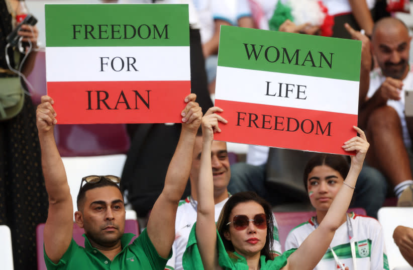 Fútbol: Aficionados iraníes piden ''Libertad para Irán'' y ''Libertad para la mujer'' en estadio Mundial Qatar 2022. (credit: REUTERS/PAUL CHILDS)