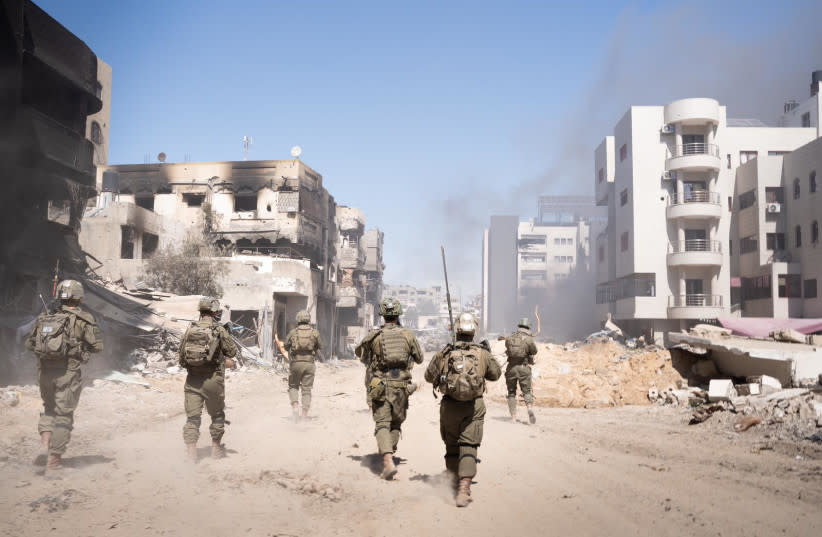 Soldados de las FDI operan en la Franja de Gaza, 27 de marzo de 2024 (credit: IDF SPOKESPERSON'S UNIT)