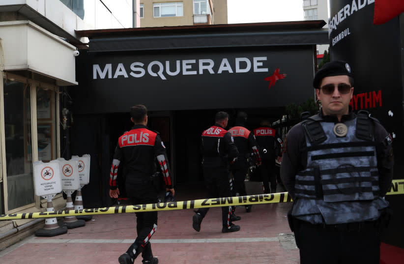  Agentes de policía llegan a la escena después de un incendio en un club nocturno en Estambul, Turquía 2 de abril 2024 (credit: REUTERS/MURAD SEZER)
