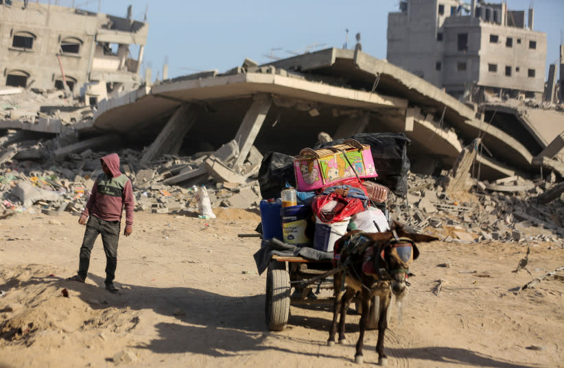  Palestinos inspeccionan los daños tras la retirada de las fuerzas israelíes del hospital Al Shifa de Gaza y sus alrededores tras una operación de dos semanas, en medio del actual conflicto entre Israel y Hamás, en la ciudad de Gaza el 1 de abril de 2024. (credit: REUTERS/DAWOUD ABU ALKAS)