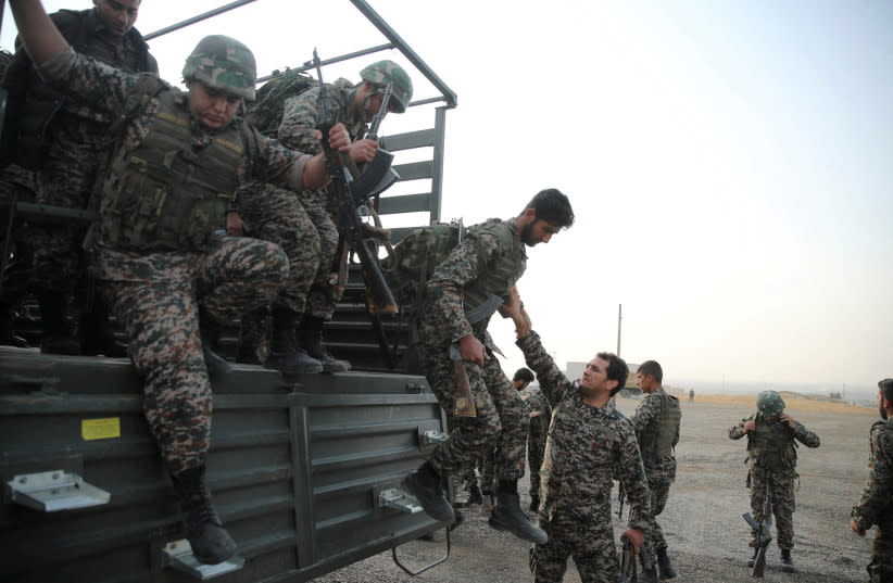 Miembros del Cuerpo de la Guardia Revolucionaria Islámica (IRGC) asisten a un ejercicio militar de las fuerzas terrestres del IRGC en la zona de Aras, provincia de Azerbaiyán Oriental, Irán, 17 de octubre de 2022. (credit: IRGC/WANA