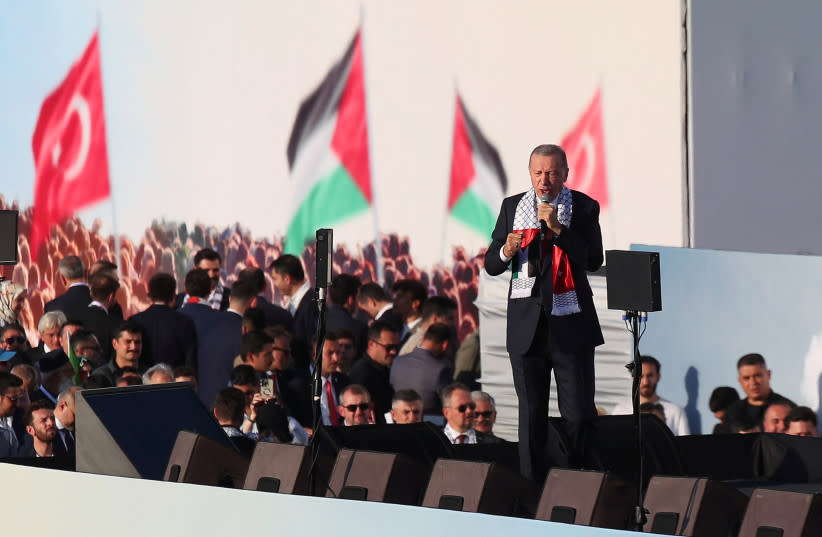  El presidente turco Tayyip Erdogan habla durante una concentración en solidaridad con los palestinos de Gaza, en medio del actual conflicto entre Israel y el grupo islamista palestino Hamás, en Estambul, Turquía, 28 de octubre de 2023. (credit: REUTERS/DILARA SENKAYA)