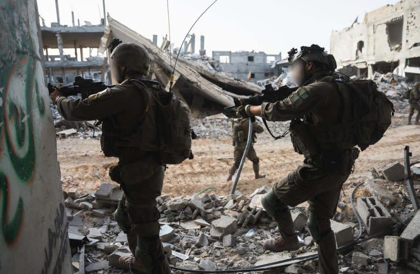  Soldados israelíes operan en la Franja de Gaza, el 2 de abril de 2024 (credit: IDF SPOKESMAN’S UNIT)
