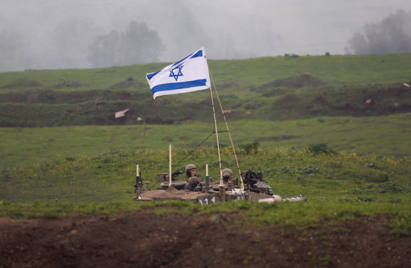 Израильские солдаты используют танк во время военных учений на Голанских высотах, 20 февраля 2024 г. (Фото: REUTERS/АМИР КОЭН)