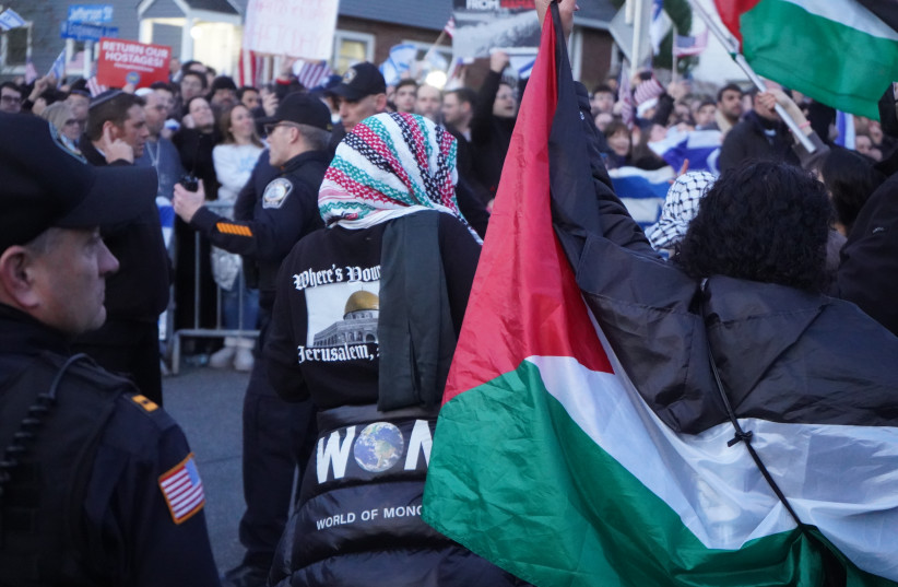 Activistas pro-palestinos se manifiestan contra un evento de ZAKA fuera de una sinagoga en Teaneck, Nueva Jersey. (crédito: Cortesía del Comité de Acción Judía del Condado de Bergen)