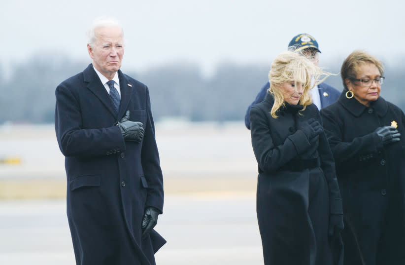  El PRESIDENTE DE EE.UU. Joe Biden y la Primera Dama Dra. Jill Biden asisten al digno traslado, a principios de este mes en la Base Aérea de Dover (Delaware), de los restos mortales de tres militares estadounidenses muertos en Jordania en un ataque con drones perpetrado por terroristas apoyados por  (credit: JOSHUA ROBERTS/REUTERS)