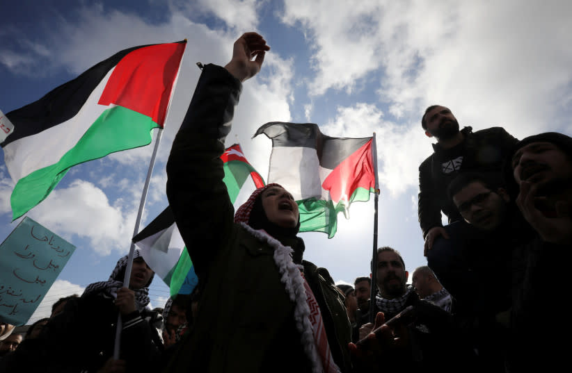  Manifestantes sostienen banderas jordanas y palestinas y gritan consignas durante una protesta contra el plan de paz para Oriente Medio propuesto por el presidente estadounidense, Donald Trump, cerca de la embajada de Estados Unidos en Ammán, Jordania, 31 de enero de 2020. (credit: REUTERS)