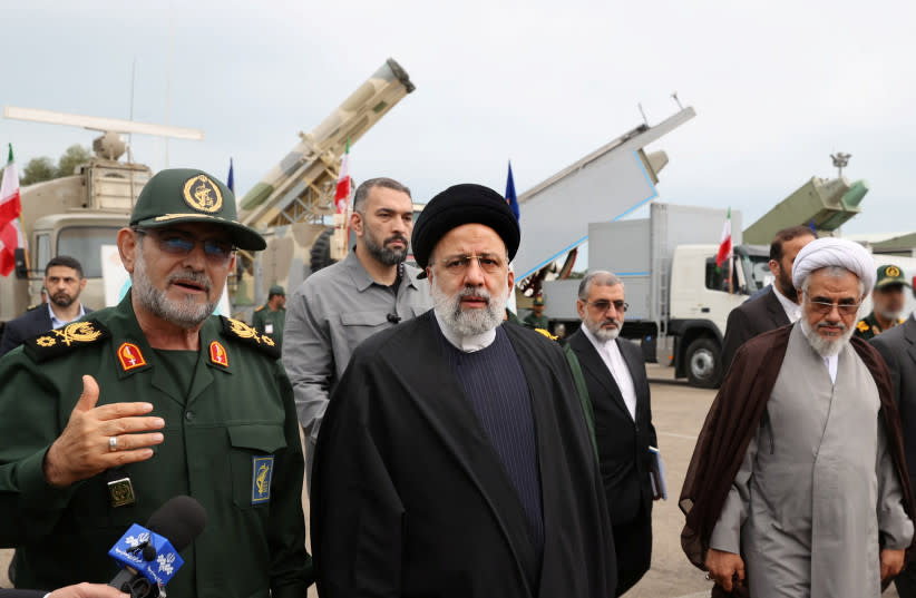  El presidente iraní, Ebrahim Raisi, visita el equipamiento militar de la Armada del CGRI en Bandar Abbas, Irán, 2 de febrero de 2024. (credit: IRAN'S PRESIDENCY/WANA (WEST ASIA NEWS AGENCY)/HANDOUT VIA REUTERS)