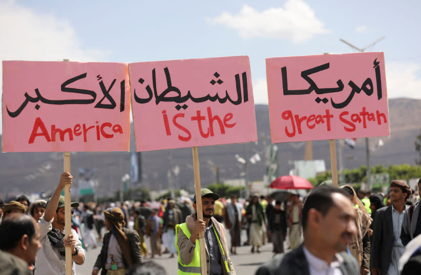  Manifestantes, en su mayoría partidarios de los Houthi, se concentran para mostrar su solidaridad con los palestinos de la Franja de Gaza, en Saná, Yemen, 29 de marzo de 2024. (credit: KHALED ABDULLAH/REUTERS)