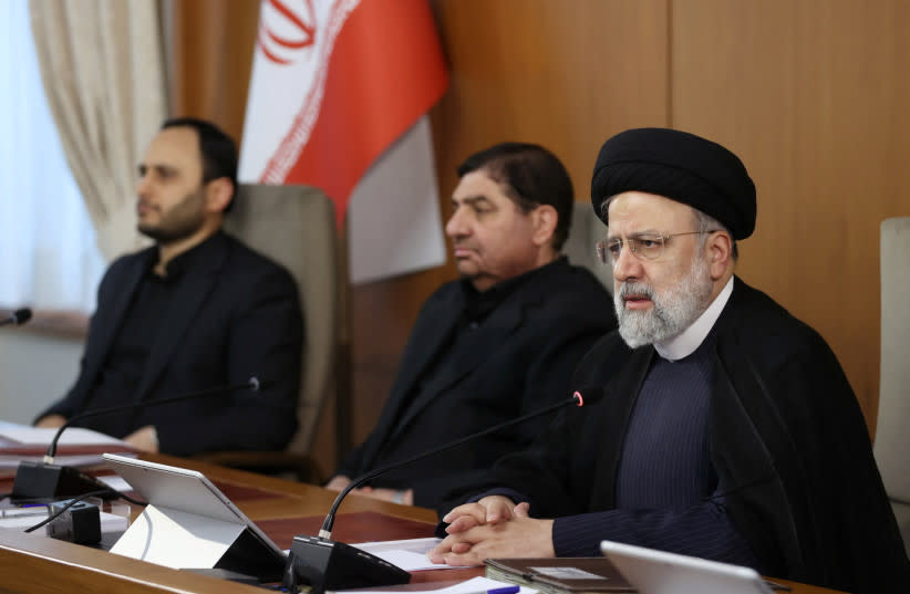  El presidente iraní, Ebrahim Raisi, habla durante una reunión con el gabinete en Teherán, Irán, el 2 de abril de 2024. (credit: IRAN'S PRESIDENCY/WANA (WEST ASIA NEWS AGENCY)/HANDOUT VIA REUTERS)