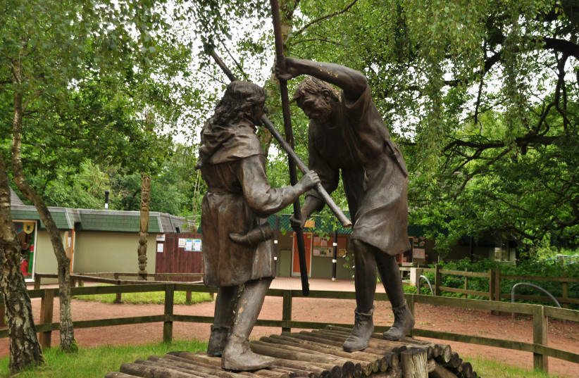  Statue of Robin Hood and Little John in Sherwood Forest. (credit: Wikimedia Commons)