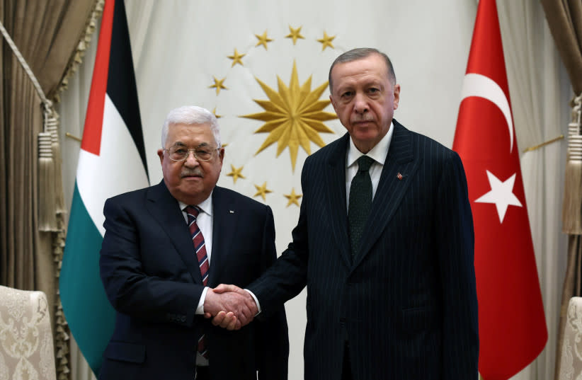  El presidente turco Tayyip Erdogan se reúne con el presidente de la Autoridad Palestina Mahmoud Abbas en Ankara, Turquía, el 23 de agosto de 2022. (credit: MURAT CETINMUHURDAR/PRESIDENTIAL PRESS OFFICE/HANDOUT VIA REUTERS)
