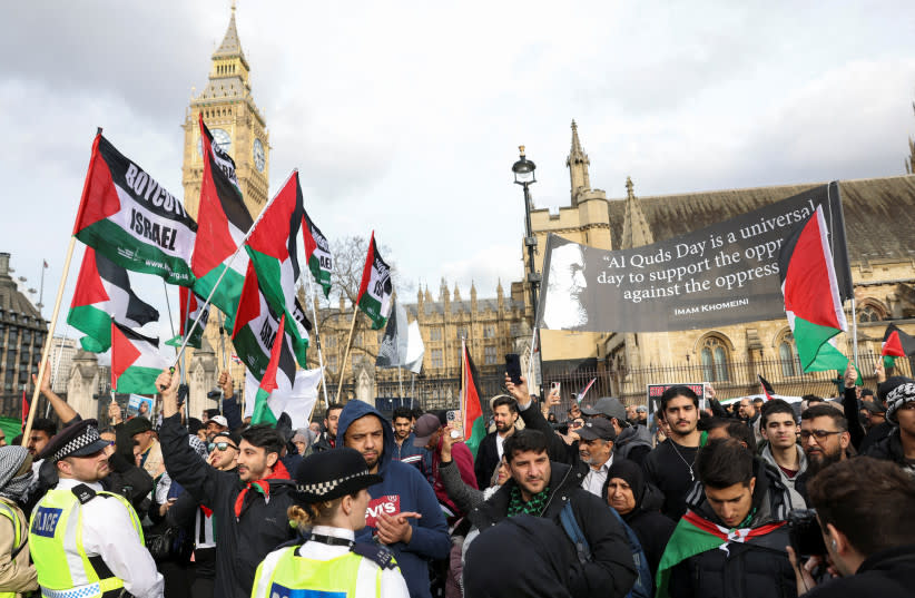  Asistentes a la manifestación anual del Día de Al-Quds (Día de Jerusalén) en apoyo al pueblo palestino, en Londres, Gran Bretaña, el 5 de abril de 2024. (credit: REUTERS/Belinda Jiao)