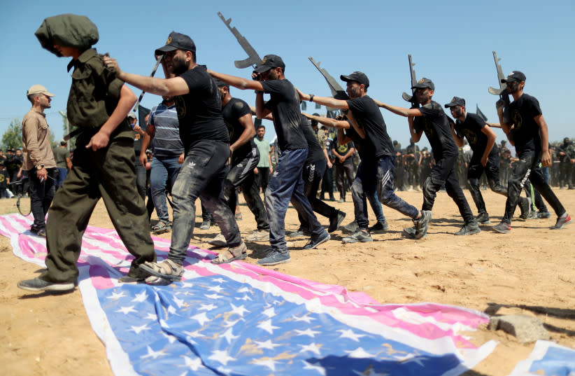  Jóvenes palestinos participan en una ceremonia de graduación en un campamento militar de verano organizado por el Movimiento de la Yihad Islámica, en la ciudad de Gaza el 30 de junio de 2021. (credit: SUHAIB SALEM/REUTERS)