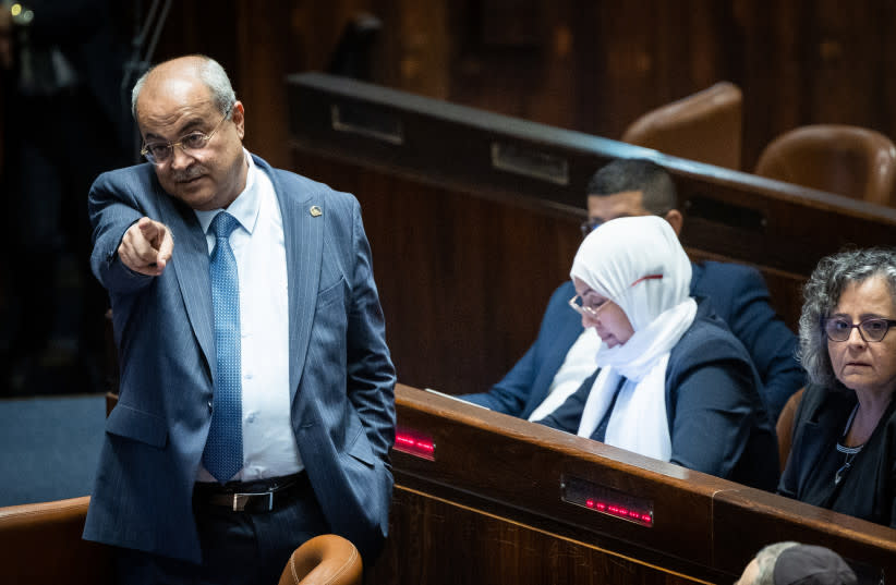 MK Ahmad Tibi reacciona durante una sesión plenaria en la Knesset el 21 de noviembre de 2022. (credit: YONATAN SINDEL/FLASH90)