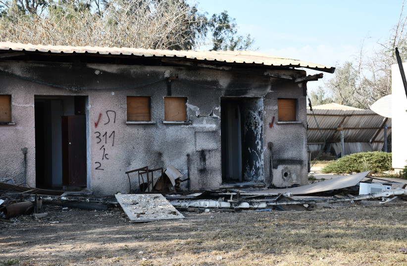  Una casa del kibbutz Nirim quemada el 7 de octubre en el ataque de Hamás. (crédito: SETH J. FRANTZMAN)