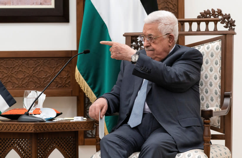 El presidente palestino, Mahmud Abbas, gesticula durante una rueda de prensa conjunta con el secretario de Estado estadounidense, Antony Blinken (no en la foto), en la ciudad cisjordana de Ramala, el 25 de mayo de 2021. (credit: ALEX BRANDON/POOL VIA REUTERS)