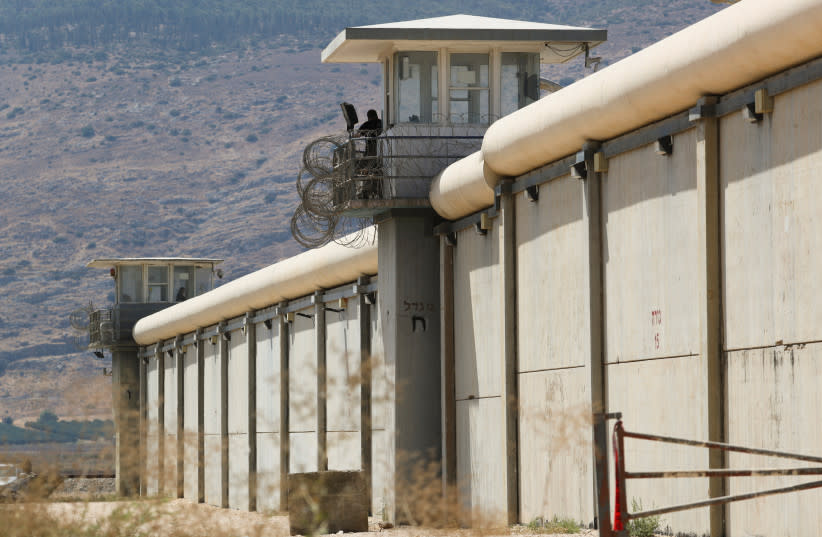  Un guardia en una torre de observación junto a un muro de la prisión de Gilboa, de donde se fugaron seis presos palestinos, el 6 de septiembre. (credit: AMMAR AWAD/REUTERS)
