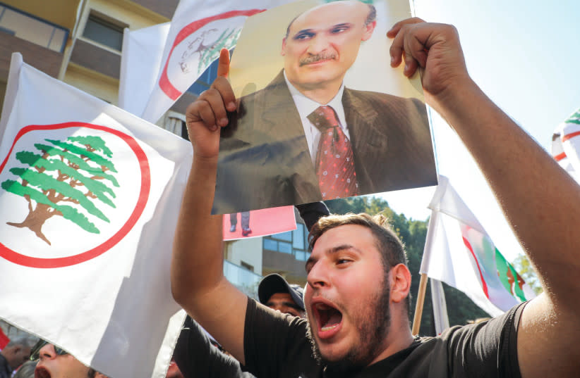  Un simpatizante del Partido de las Fuerzas Libanesas Cristianas protesta el mes pasado contra la citación del líder del partido, Samir Geagea, para ser oído por los servicios de inteligencia del ejército en relación con la violencia callejera en Beirut. (credit: MOHAMED AZAKIR / REUTERS)