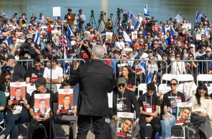  Yair Lapid se dirige a una multitud en DC (credit: SHAHAR AZRAN)