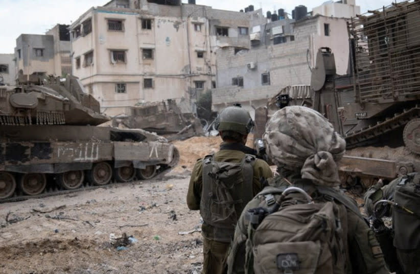 Militares israelíes operan en la Franja de Gaza durante una tregua temporal entre Israel y Hamás, el 27 de noviembre de 2023.