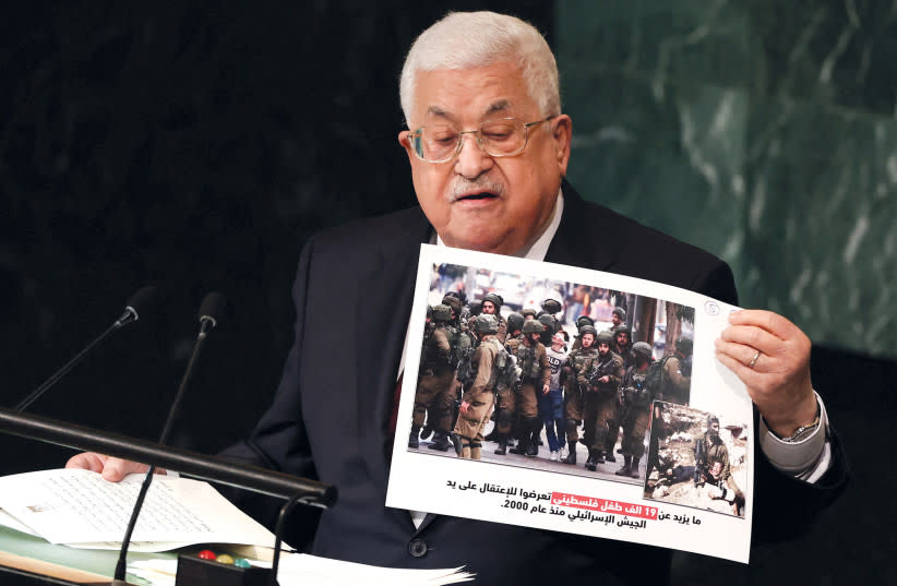  El presidente de la Autoridad Palestina, Mahmoud Abbas, sostiene una fotografía durante su discurso ante la 77ª Asamblea General de las Naciones Unidas, 23 de septiembre de 2022. (credit: CAITLIN OCHS/REUTERS)