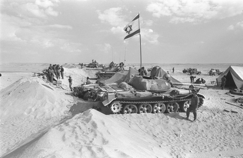  Una unidad blindada de las FDI en su campamento en la orilla oriental del Canal de Suez durante la Guerra del Yom Kippur de 1973. (credit: YIGAL TOMARKIN/GPO)