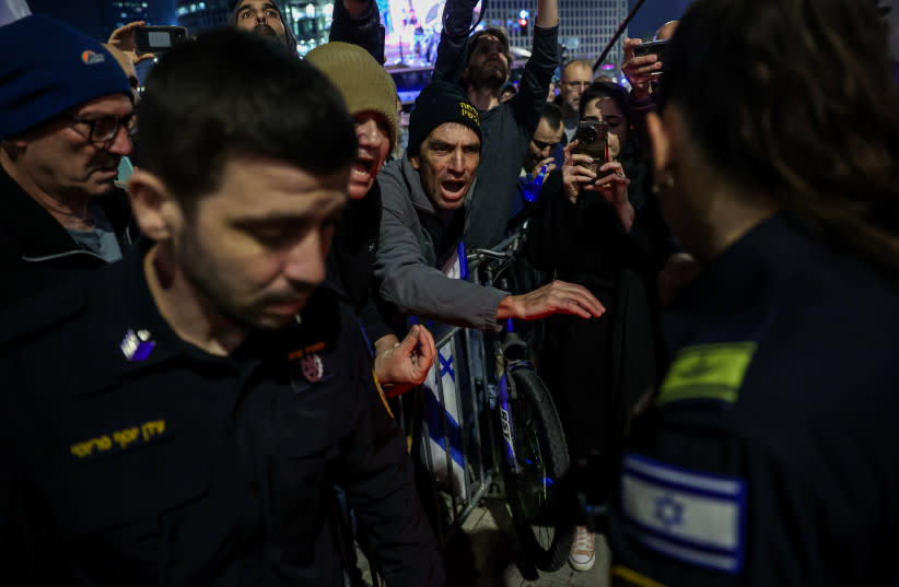  La policía se enfrenta a manifestantes durante una protesta contra el primer ministro israelí Benjamin Netanyahu y el actual gobierno israelí, en Tel Aviv, el 24 de febrero de 2024. (credit: ITAI RON/FLASH90)
