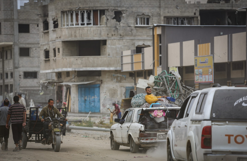 Palestinians returning to their homes a day after the Israeli army withdrew from the area, in Khan Younis, in southern Gaza Strip. April 8, 2024.