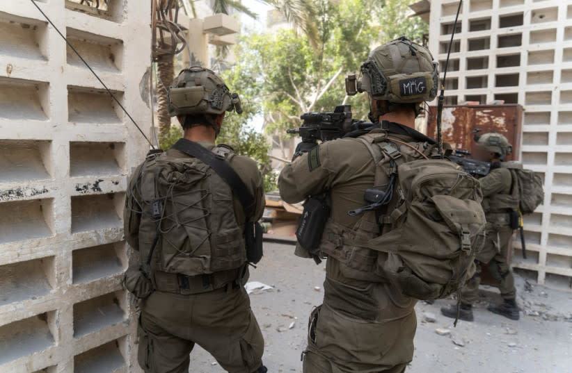  Soldados de las FDI de la Brigada Givati operan en la zona de Al-Amal de Jan Yunis, 6 de abril de 2024. (credit: IDF SPOKESPERSON'S UNIT)